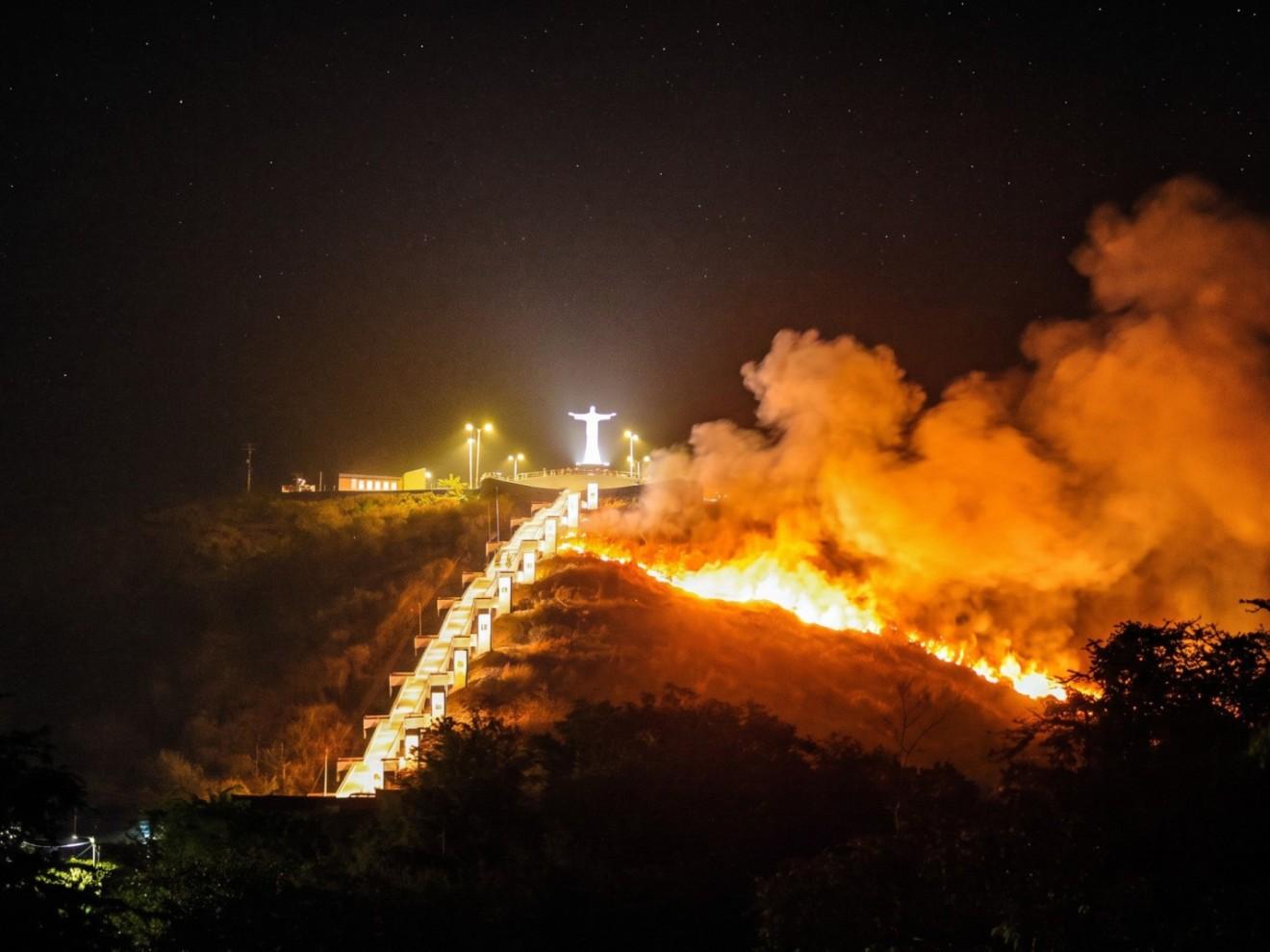 Incêndio atinge Morro do Cristo Redentor, em Ipueiras
