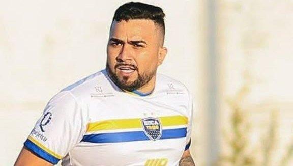 Jogador de futebol amador morre após ser baleado dentro do próprio carro