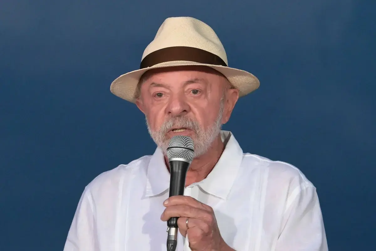 Lula comenta fuga de Flávio Bolsonaro do Brasil: 