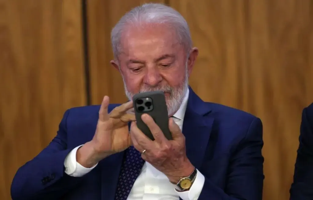 Lula diz em ato de campanha que ganhou seu primeiro celular