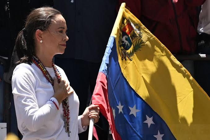 María Corina parabeniza Flávio e celebra a 