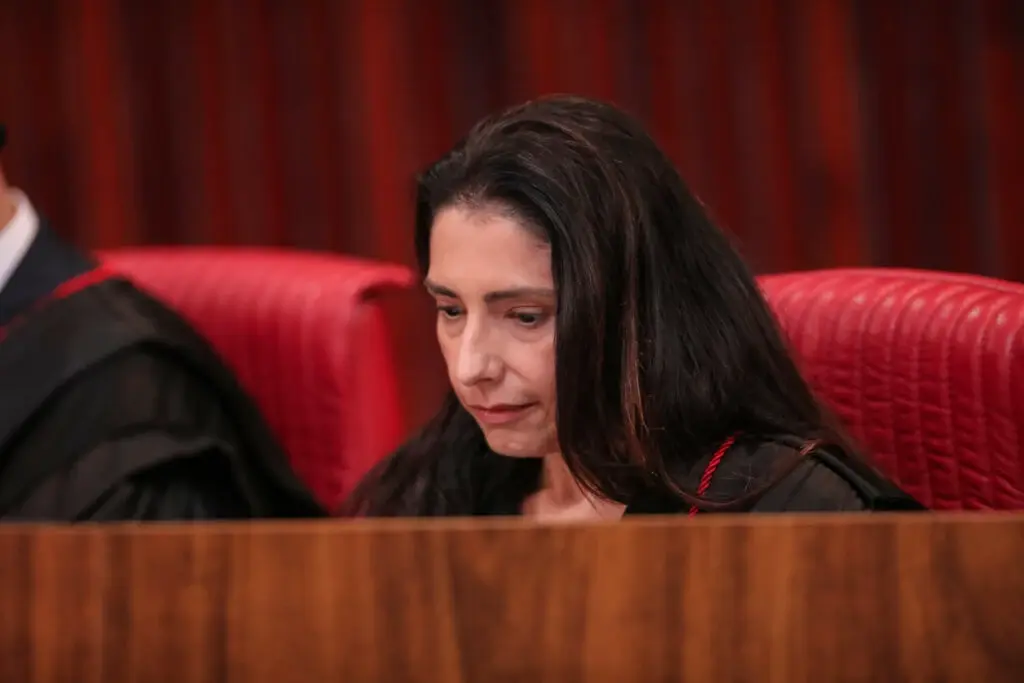 Ministra que vetou púlpito vazio de Lula já foi secretária de Dino