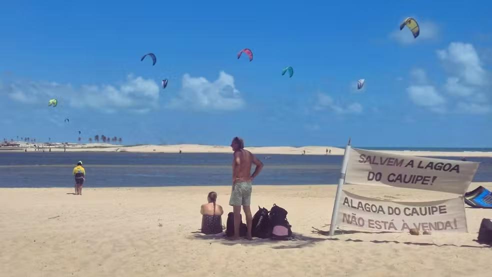Moradores denunciam construção de muro em acesso à Lagoa do Cauípe, paraíso natural do Ceará, e obra é embargada