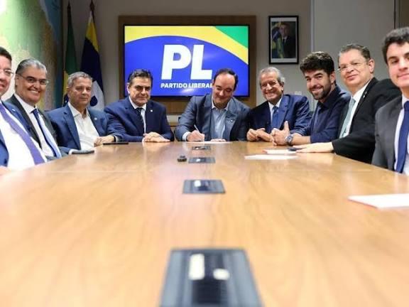 PL faz reunião de emergência após fuga de Flávio Bolsonaro para os EUA