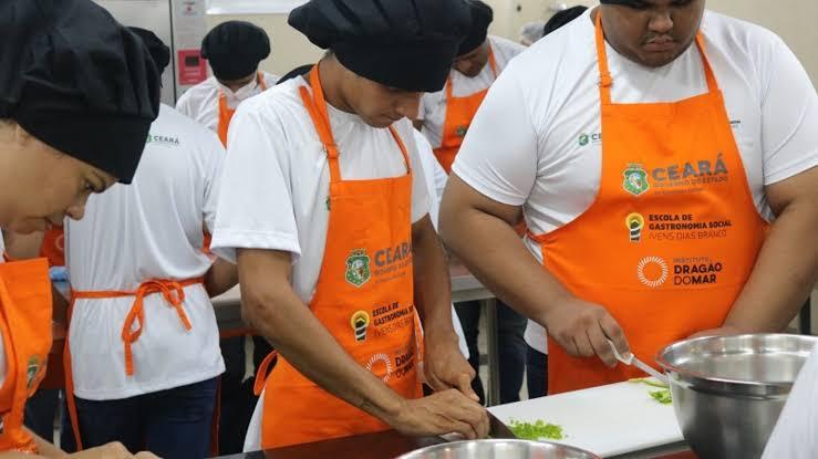 Plantão de emprego da gastronomia tem 419 vagas em Fortaleza