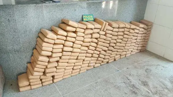PMCE apreende 200 kg de maconha dentro de um carro em Acopiara; dois homens são presos