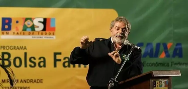 Por meio da Medida Provisória nº 132, de 20 de outubro de 2003 — posteriormente convertida na Lei nº 10.836 em janeiro de 2004 —, o governo federal unificou o Bolsa Escola, o Bolsa Alimentação, o Auxílio-Gás e o Cartão-Alimentação em uma única plataforma.