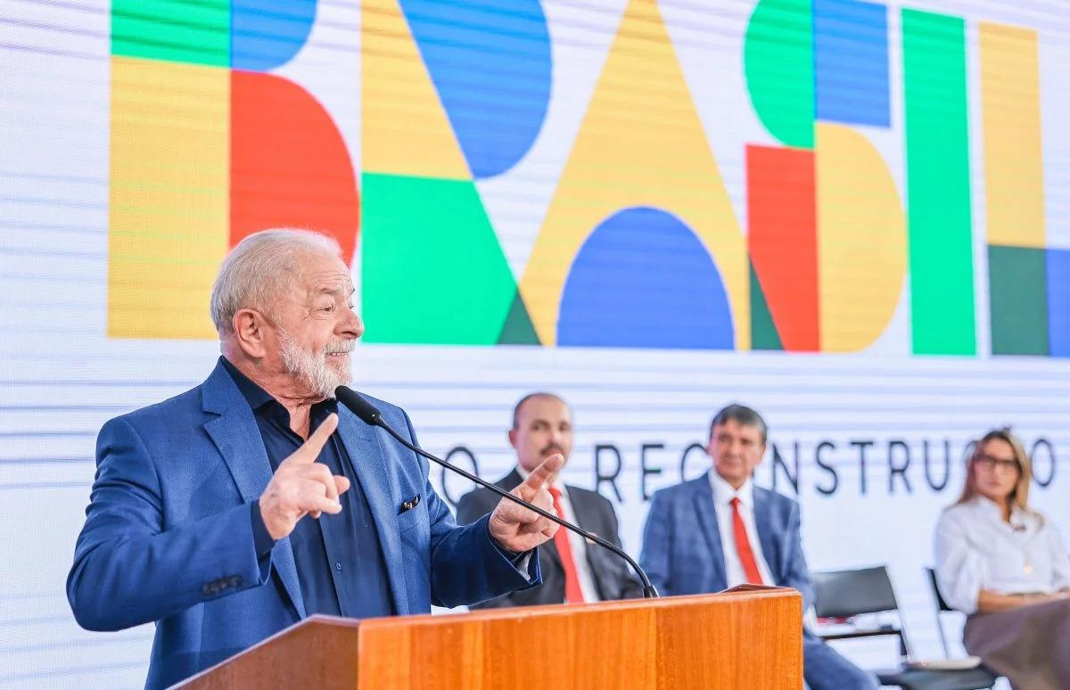 Por meio da Medida Provisória nº 132, de 20 de outubro de 2003 — posteriormente convertida na Lei nº 10.836 em janeiro de 2004 —, o governo federal unificou o Bolsa Escola, o Bolsa Alimentação, o Auxílio-Gás e o Cartão-Alimentação em uma única plataforma.