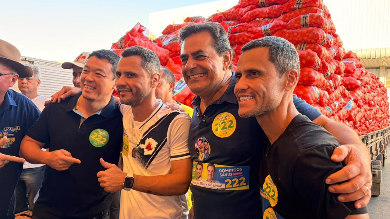 Natural de Divinópolis, no Centro-Oeste mineiro, Cleitinho Azevedo estudou até o ensino fundamental e, antes de ingressar na vida pública, trabalhava como comerciante no sacolão de verduras de sua família e atuava como músico em uma banda de pagode.
