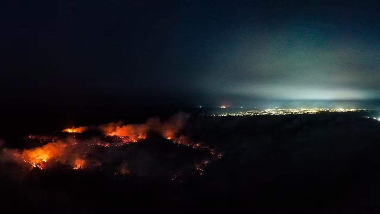 Incêndio às margens da rodovia AM-010, próximo ao bairro Jacarezinho, na entrada de Itacoatiara — 8 de outubro de 2026 — Foto: Liam Cavalcante Rede Amazônica