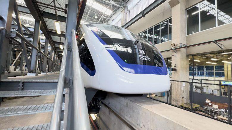 A escolha estratégica do monotrilho responde a um dos maiores dilemas do planejamento das metrópoles modernas: a velocidade de implantação versus o custo socioeconômico.
