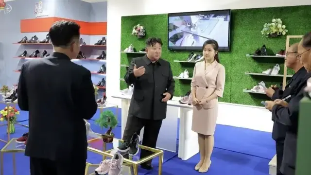 A mídia estatal norte-coreana divulgou fotos de Kim Jong Un logo após rumores de sua morte começarem a se espalhar online. (YONHAP/Divulgação)
