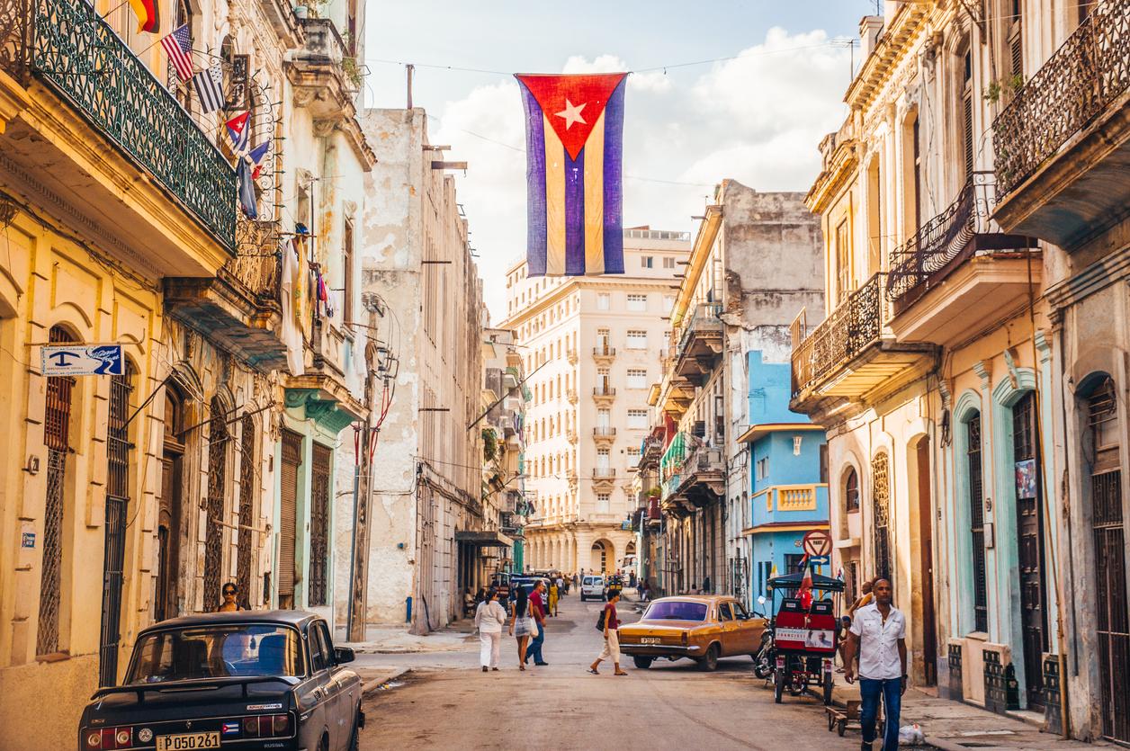 Enquanto isso, Cuba enfrenta uma das crises mais severas de sua história, marcada pelo desabastecimento crônico e pela estagnação econômica.
