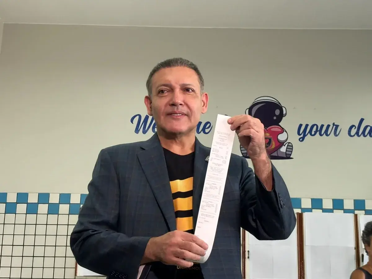 Presidente do TSE, Nunes Marques vota e dá início ao 2º turno das eleições. 