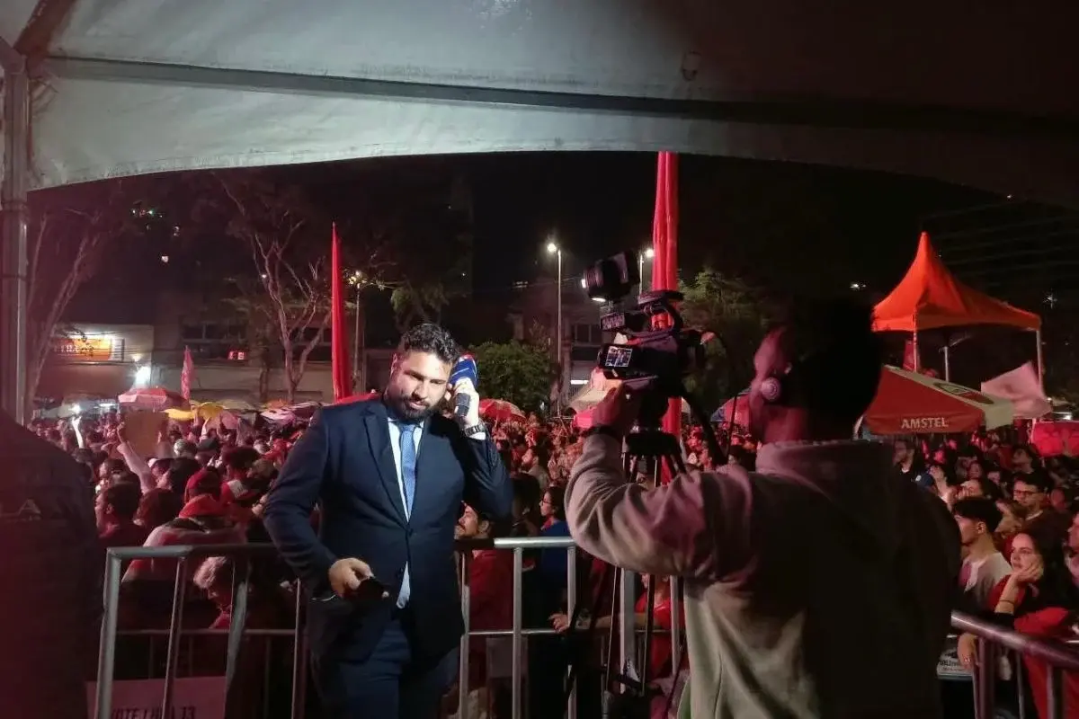 Repórter da Jovem Pan é hostilizado em ato pró-Lula em São Paulo.