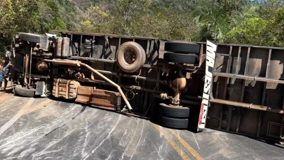 Tombamento de veículo interdita totalmente trecho da BR-222 no Ceará
