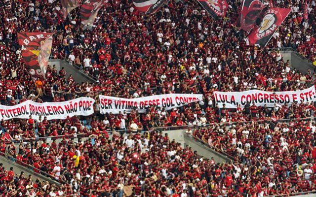 Torcida do Flamengo protesta contra Lula, Congresso e STF