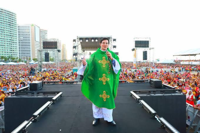 XIX Evangelizar é Preciso Fortaleza: Padre Reginaldo Manzotti comanda o maior evento católico do Brasil na capital cearense
