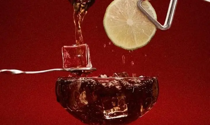 A nova obsessão da perfumaria são os perfumes com cheiro de Coca-Cola