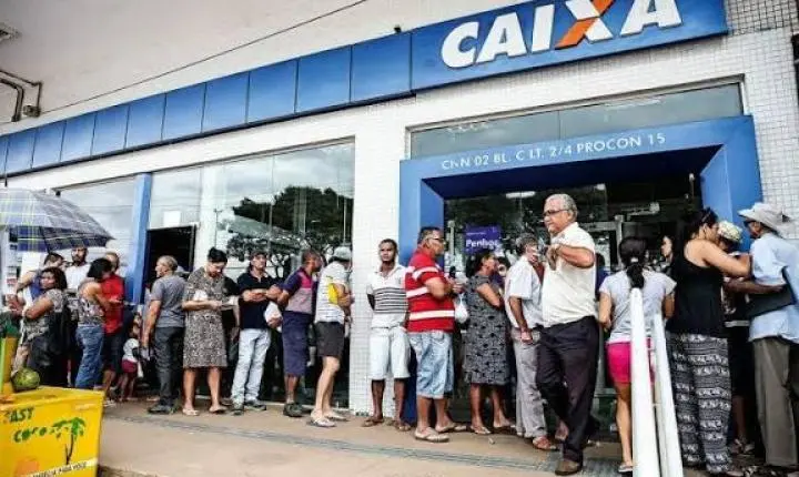 Antecipação do Bolsa Família unifica saques e provoca longas filas na Caixa Econômica nesta quarta (21)
