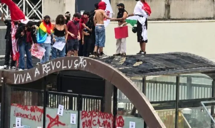 Apoiadores de Lula depredam estações de metrô na Paulista