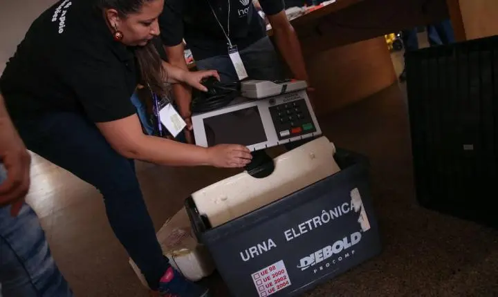 Brasileiros temem votar em NY, e Brasil busca centro de votação protegido do ICE