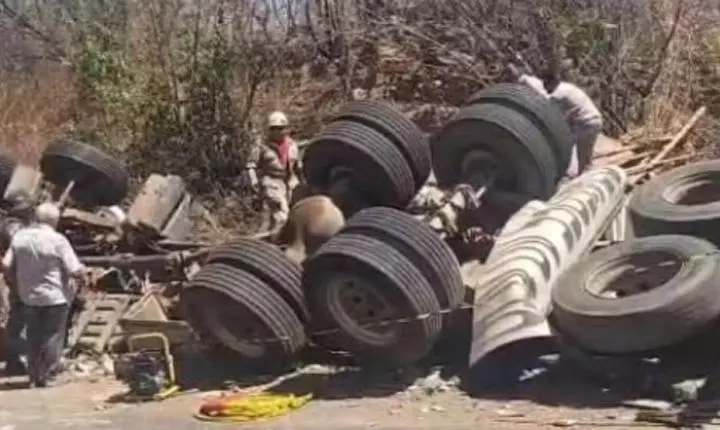 Caminhão carregado de telhas tomba e deixa três mortos em rodovia no Ceará