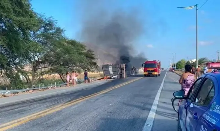 Caminhão tomba e pega fogo na BR-222 em Irauçuba, neste domingo (23)