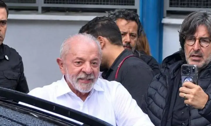 Candidato à reeleição, Lula vota em SP, acompanhado de aliados de primeiro escalão