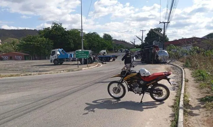Carreta com ligante para asfalto que tombou em Itapajé será removida nesta segunda-feira, 17