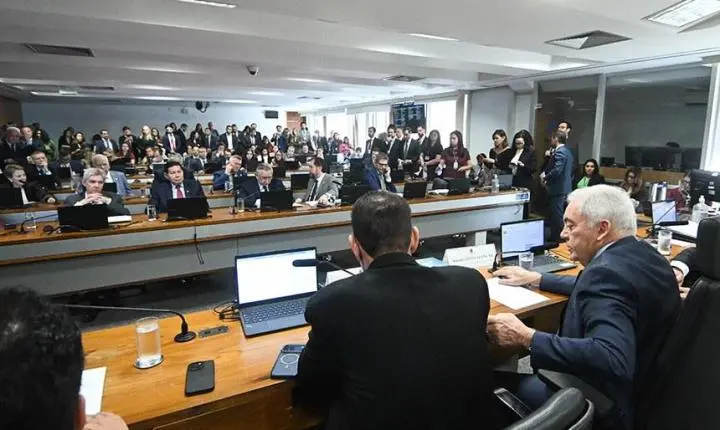 CCJ do Senado aprova PEC do fim da escala 6x1