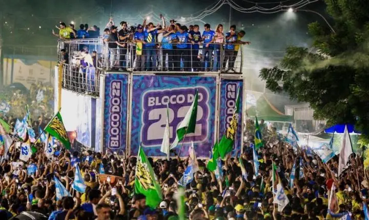 Com André Fernandes, Flávio é recebido por multidão para ato em Fortaleza
