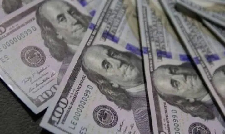 Dólar cai para R$ 5,07, menor nível em um mês; Bolsa fica estável