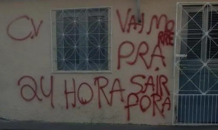 Família abandona casa após ameaça de facção pichada em muro, em Tianguá