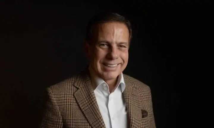 Flávio Bolsonaro aceita convite de João Doria e participará de almoço com 400 empresários em São Paulo