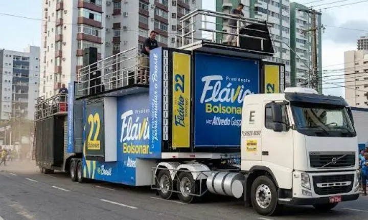 Flávio Bolsonaro, ACM Neto e Nikolas Ferreira se unem em mega comício com trio elétrico no Farol da Barra, em Salvador