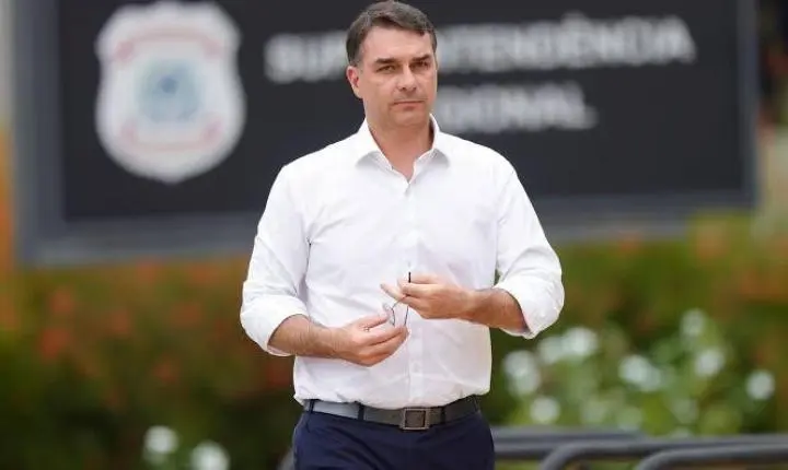 Flávio Bolsonaro defende CNH aos 16 anos e liga proposta à redução da maioridade penal