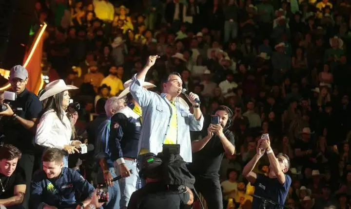 Flávio Bolsonaro diz que voltará à Festa do Peão de Barretos em 2027 com seu pai