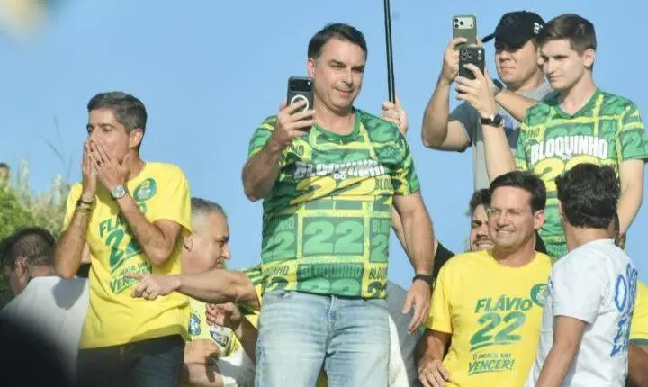 Flávio Bolsonaro e aliados sobem em trio durante ato político na Barra neste sábado (17); veja vídeo