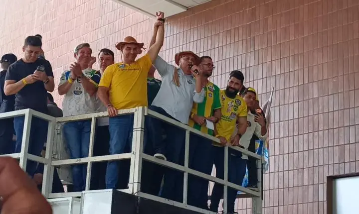 Flávio Bolsonaro é recebido por apoiadores em Alagoas e faz carreata