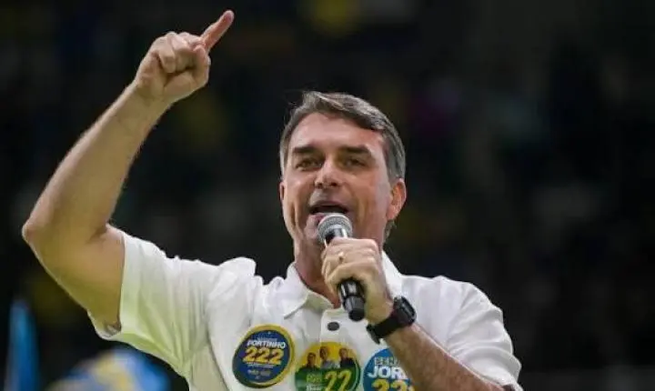 Flávio Bolsonaro foi embora para os EUA. Avião em voo