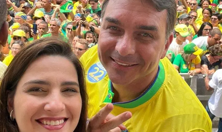 Flávio Bolsonaro inicia campanha à Presidência em Copacabana