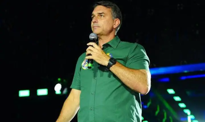Flávio visita Bolsonaro em dia de tensão por risco de perder passaporte