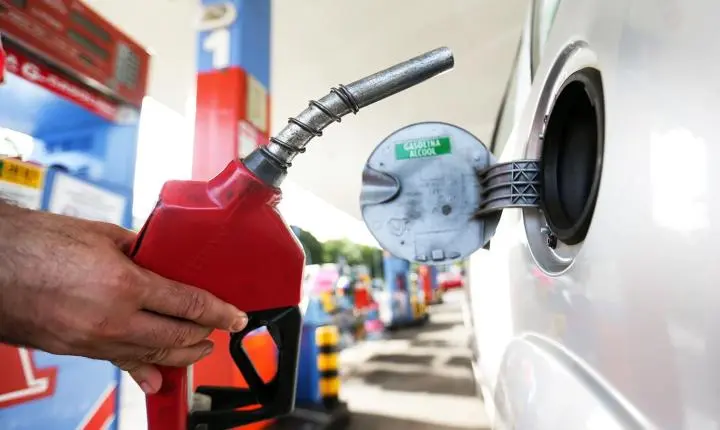 Governo prorroga por um mês subvenção de R$ 2,12 por litro de diesel