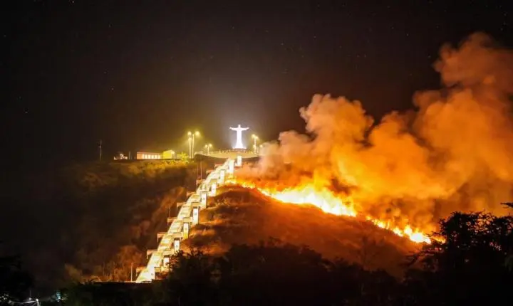 Incêndio atinge Morro do Cristo Redentor, em Ipueiras