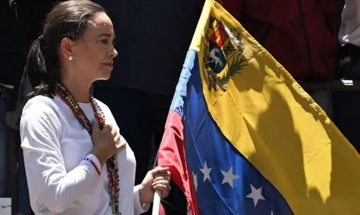 María Corina parabeniza Flávio e celebra a 