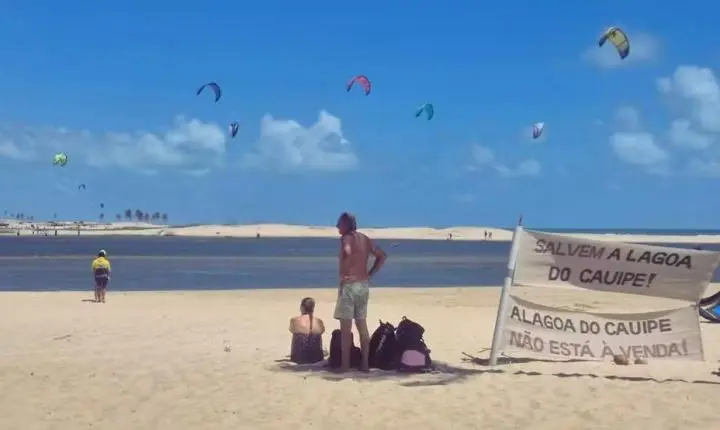 Moradores denunciam construção de muro em acesso à Lagoa do Cauípe, paraíso natural do Ceará, e obra é embargada