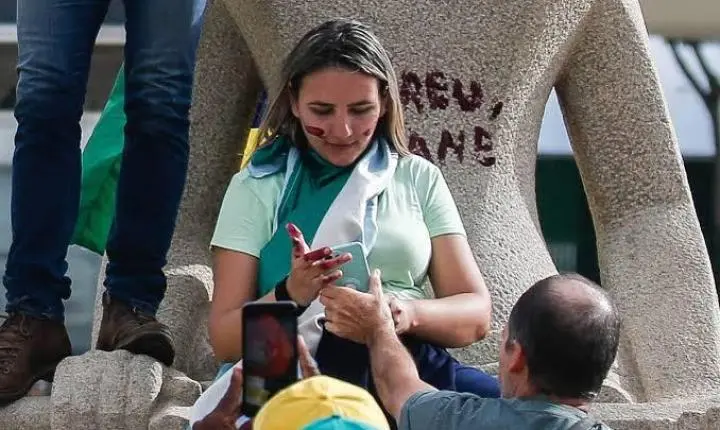 Moraes autoriza semiaberto para Débora do Batom, condenada pelo 8/1