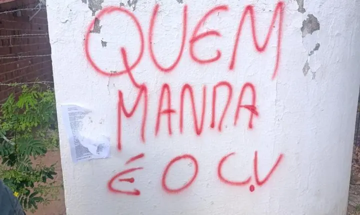 Muro próximo a escola em Sobral é alvo de pichação: “quem manda aqui é o CV”