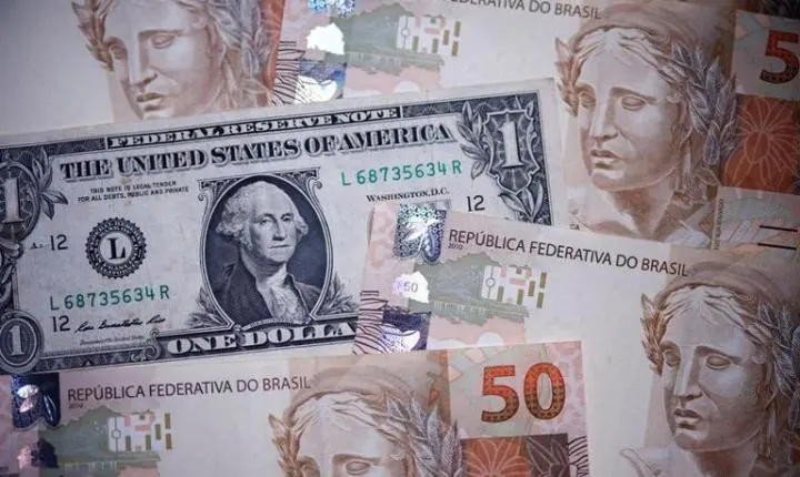 O dólar opera em alta contra o real na manhã desta segunda-feira (24), refletindo o sentimento de cautela nos mercados globais